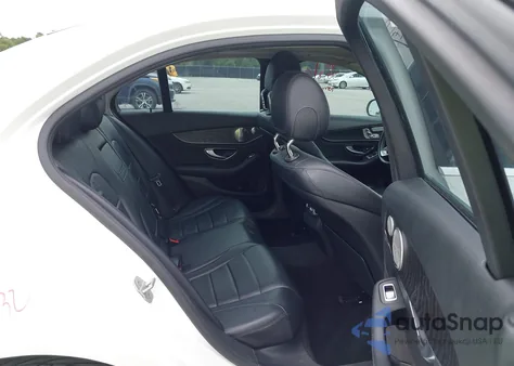 2015 Mercedes-Benz C 300 4Matic из США, поврежденный, VIN 55SWF4KB8FU087640